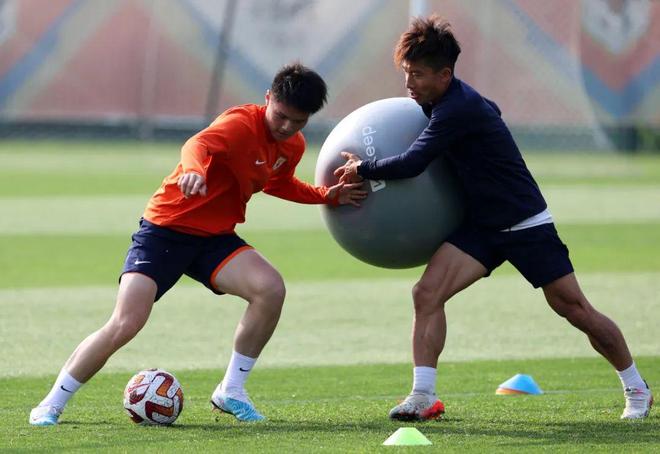 华体会app-济南鲁能队员积极备战关键战役  第1张