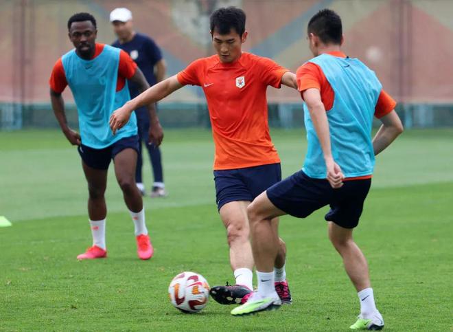 华体会app-济南鲁能队员积极备战关键战役  第2张