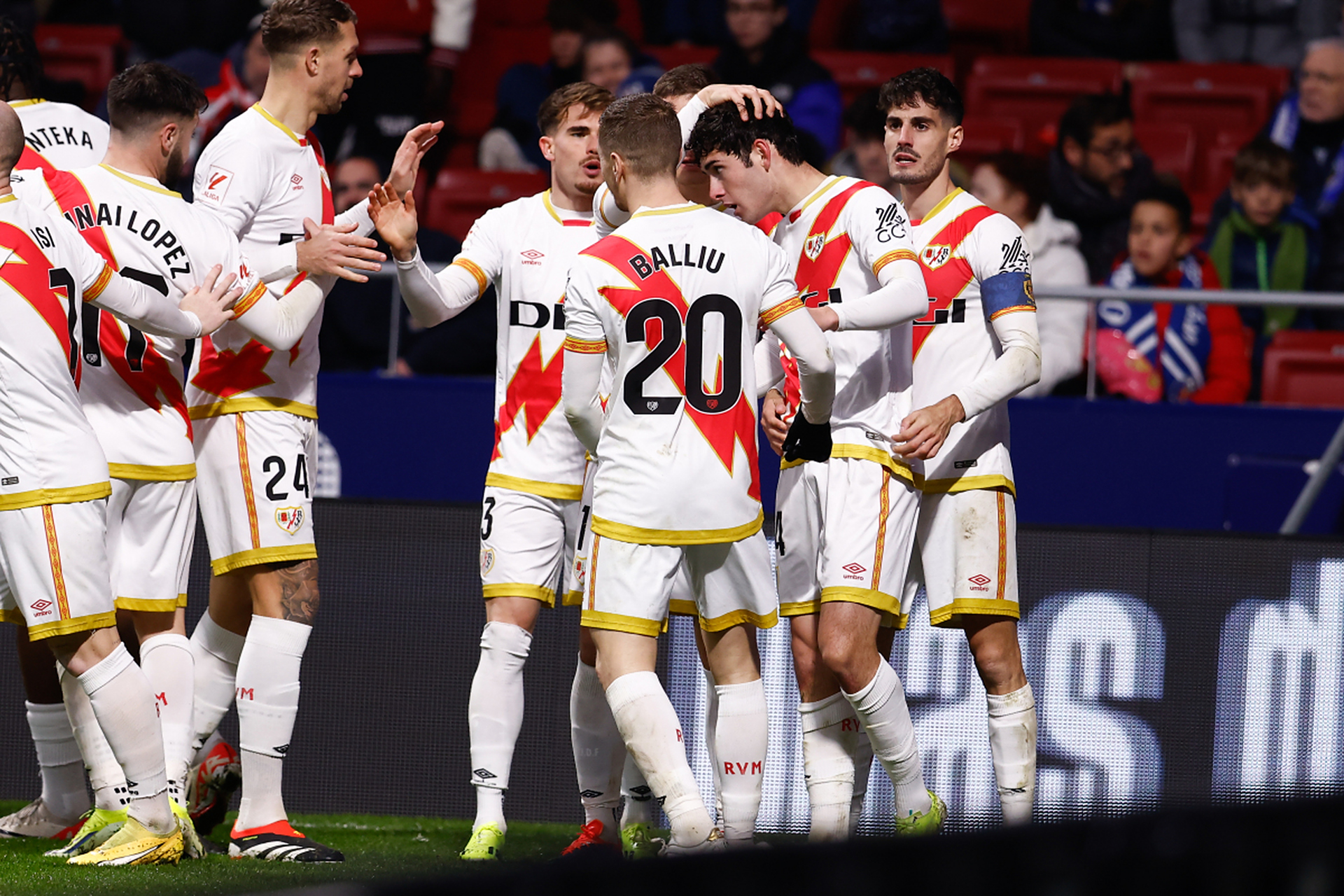 华体会app-关于皇马战平里昂，莱万乌龙送礼世界杯的信息  第1张